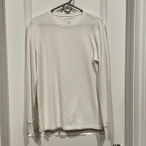 Men’s knit long sleeve shirt.